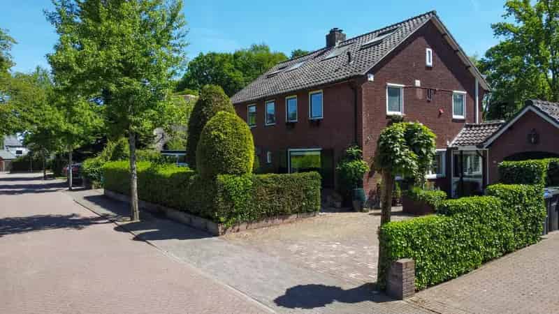 Huis te koop Huizen: Ruime gezinswoning met atelier