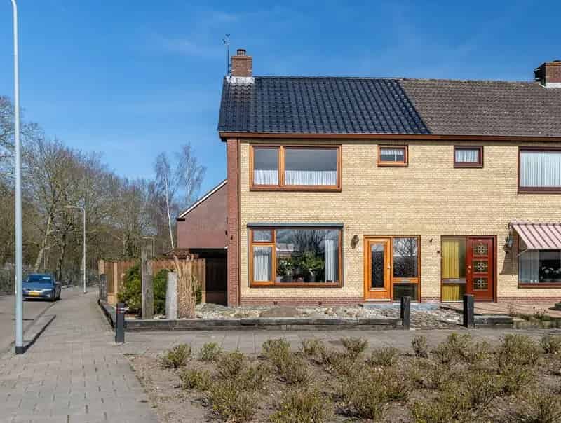 Gezinswoning met 4 slaapkamers en zonnige tuin