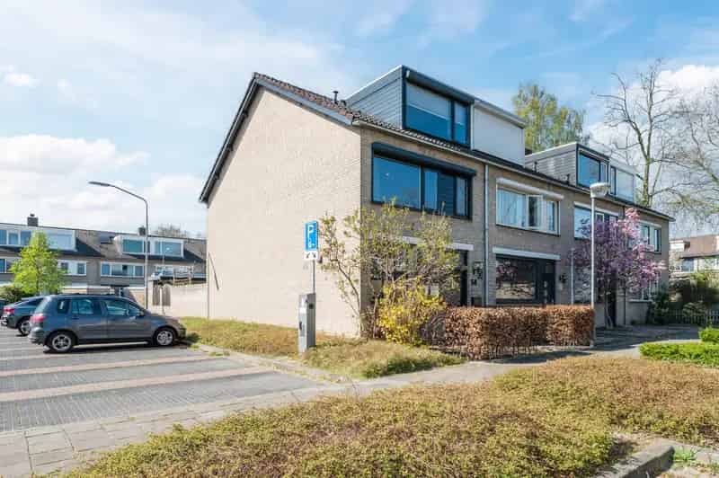 Riante gezinswoning met garage en moderne updates