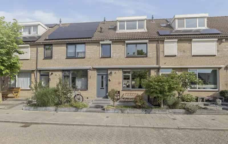 Huis te koop: Ruime 4-kamer woning nabij park De Lierhout