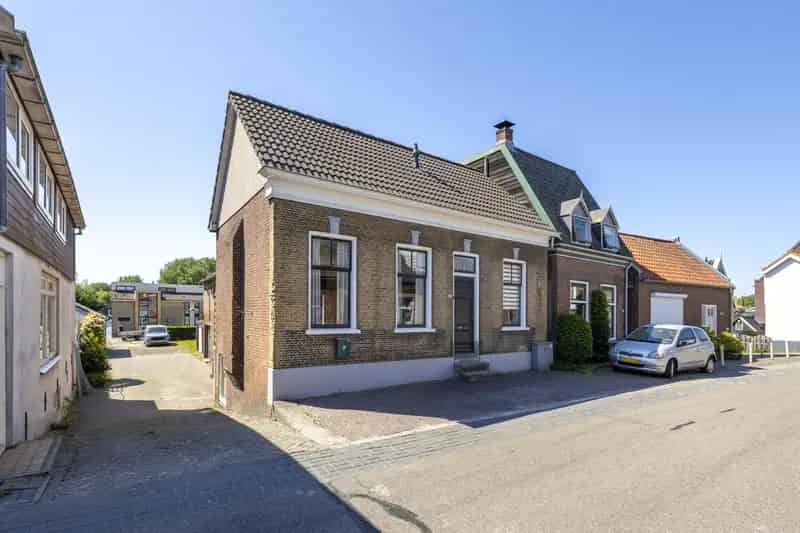 Ruime Dijkwoning met Souterrain Buitendams