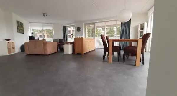 Appartement Utrecht Terwijde: Ruim 3-kamer appartement met balkon en parkeerplaats