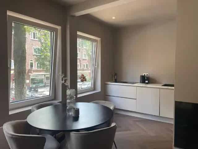 2 Kamer Appartement Amsterdam Hoofddorpplein gerenoveerd