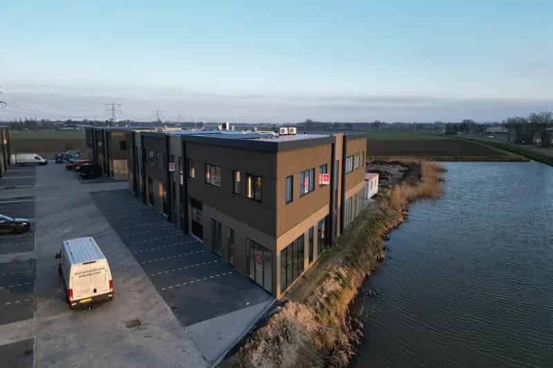 Bedrijfshal Heinenoord te Huur Moderne Kantoorruimte Zonnepanelen