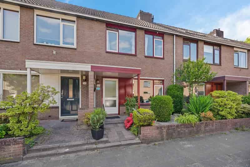 Tussenwoning Apeldoorn Zuid  Zonnige Tuin Carport 3 slaapkamers