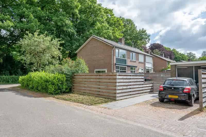Helft van dubbel Eefde - Rustig gelegen met garage en tuin