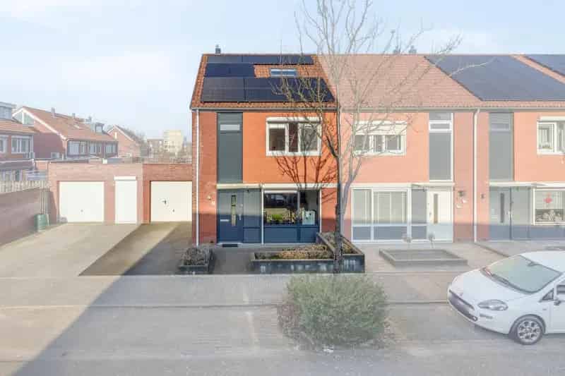 Ruime Hoekwoning 5 Slaapkamers Garage Zonnepanelen