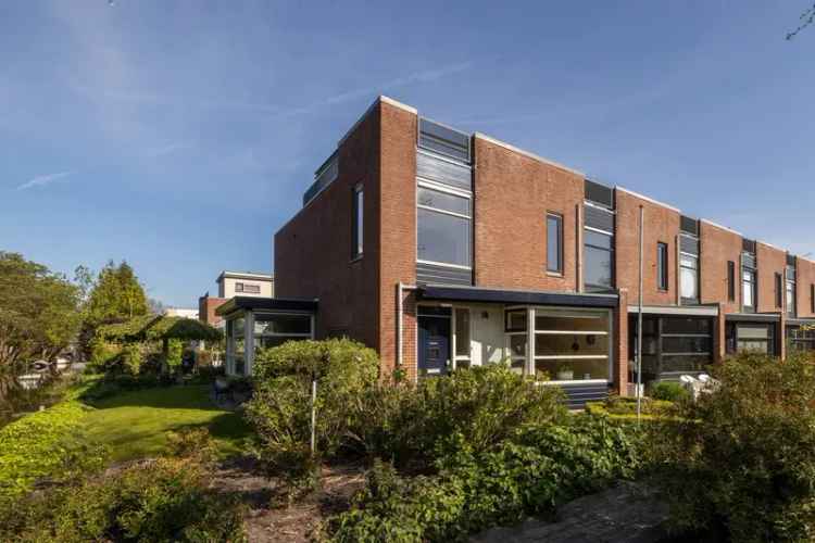 Huis te koop Naaldwijk: Ruime hoekwoning aan het water met grote tuin