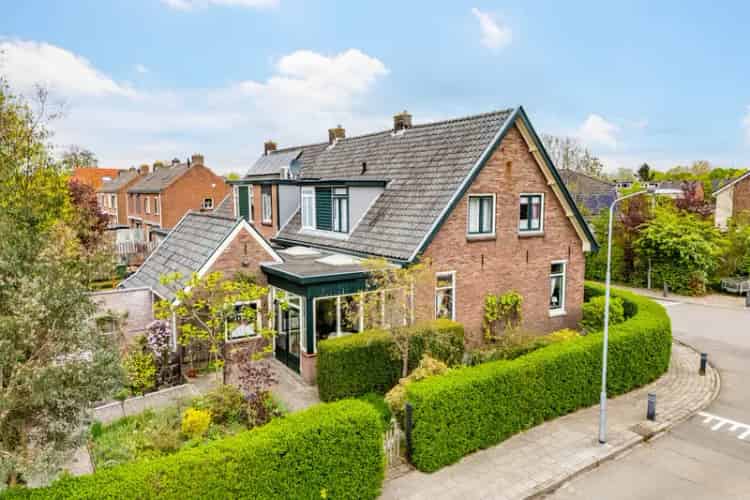 Huis te koop Brummen: Gemoderniseerde jaren 30 woning met garage en tuin