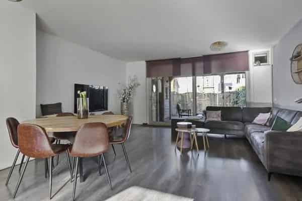Ruime 5-Kamer Middenwoning in Rustige Buurt