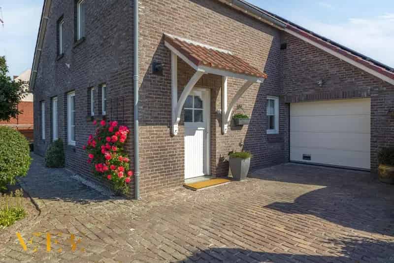 Vrijstaande woning Lomm met serre garage 3 slaapkamers 18 zonnepanelen