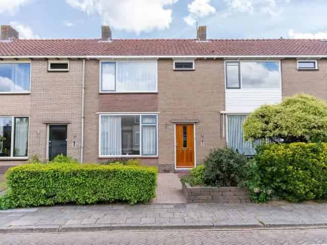 Tussenwoning Blokker Nabij Speelveld en Winkels