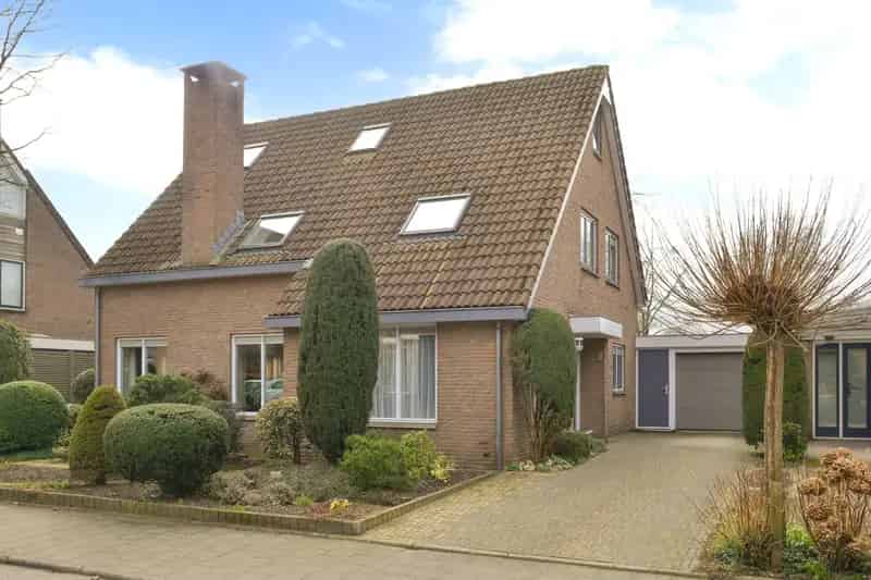Huis te koop Soest Parklaan: Ruime Villa met Garage en Tuin