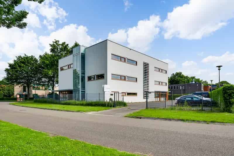 Kantoor te huur Weert 1100m2 modern gebouw