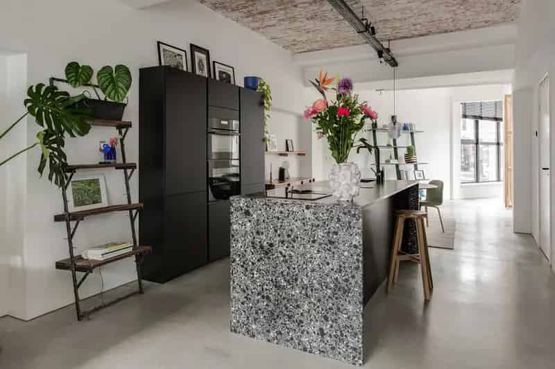 Stadsloft Rotterdam: Modern gerenoveerd appartement met kookeiland