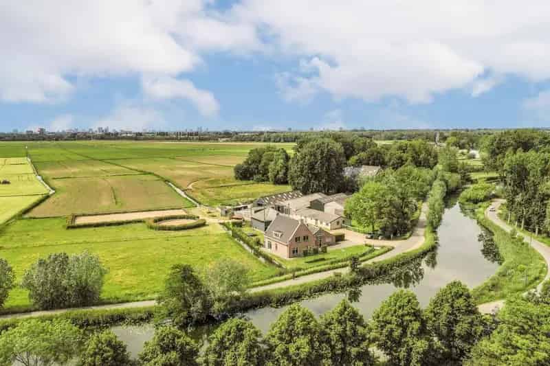 Woonboerderij met Stallen en Paardenbak te Koop