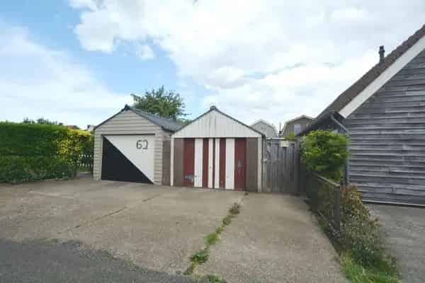 Ruime gezinswoning met garage en tuin in Schoondijke