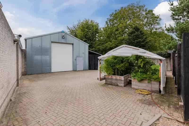 Vrijstaand woonhuis met loods nabij bedrijventerrein