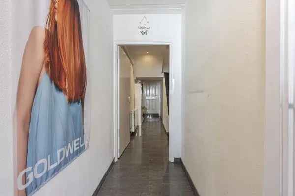 Tussengelegen woning met kapsalon en bovenwoning te koop
