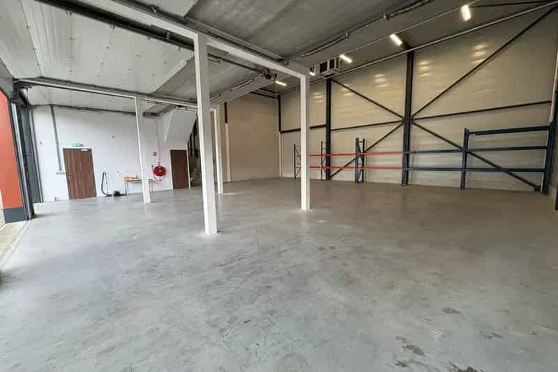 Bedrijfshal Hoogvliet Rotterdam te huur 290m² Kantoor 116m²