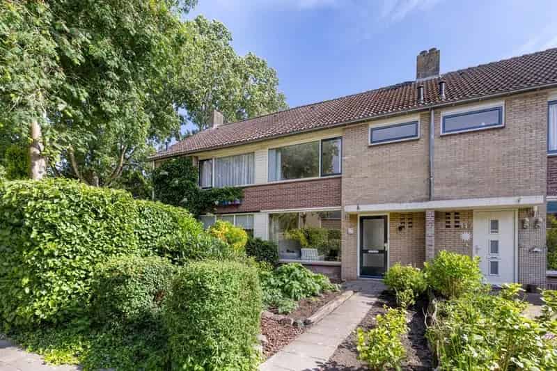 Tussenwoning 4 slaapkamers autovrij hofje tuin op het zuiden