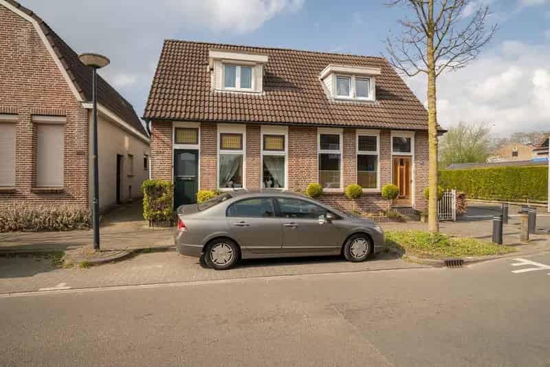 Twee Onder Een Kapwoning Ruime Tuin Garagebox Modernisering