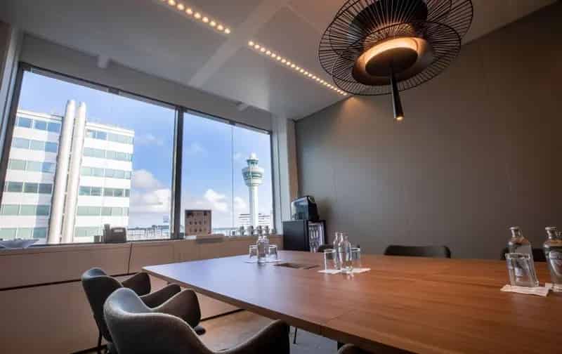 Werkplekken huren Schiphol: Moderne ruimtes nabij luchthaven