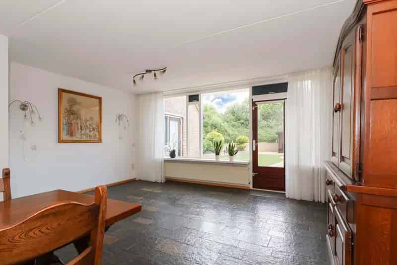 Ruime woning met XL garage en diepe tuin te koop