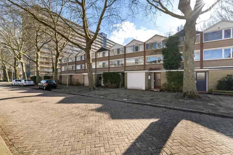 Huis te koop Delft Brahmslaan: Ruime 5-kamer woning met 2 badkamers