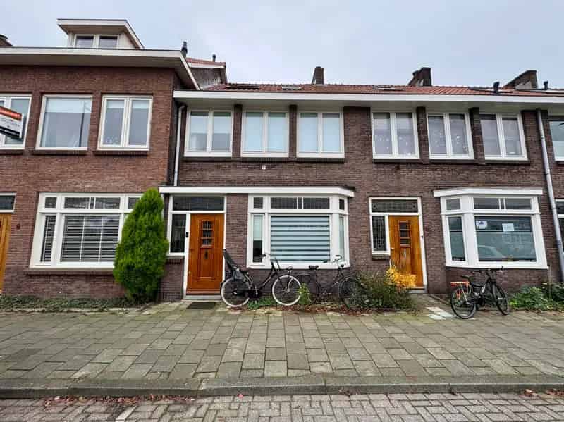 Rijwoning Zuidwest 5 Slaapkamers Tuin Gedeeltelijk Gemoderniseerd