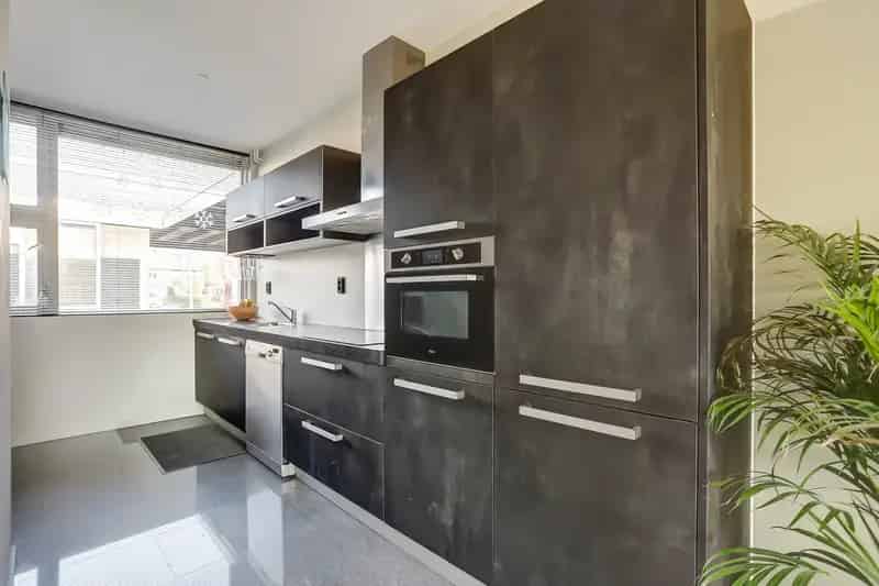 Huis te Koop Hoogvliet: Ruime Eindwoning met Moderne Keuken