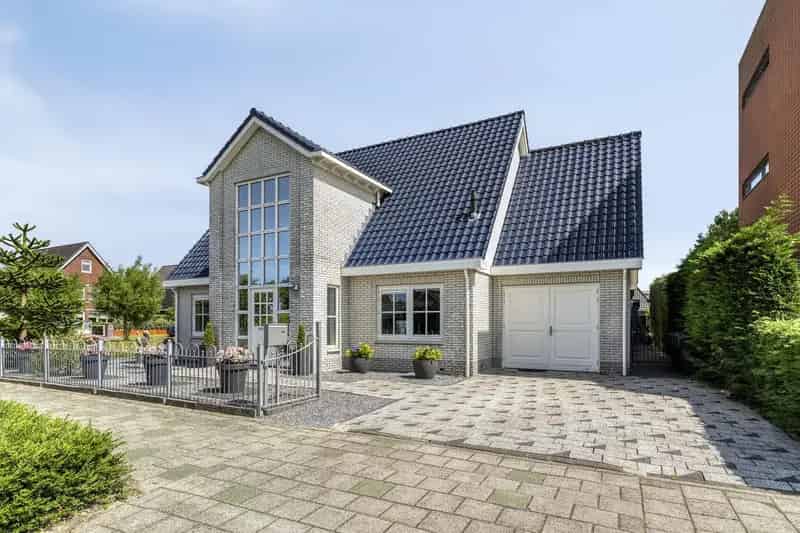 Grote villa aan het water met luxe afwerking