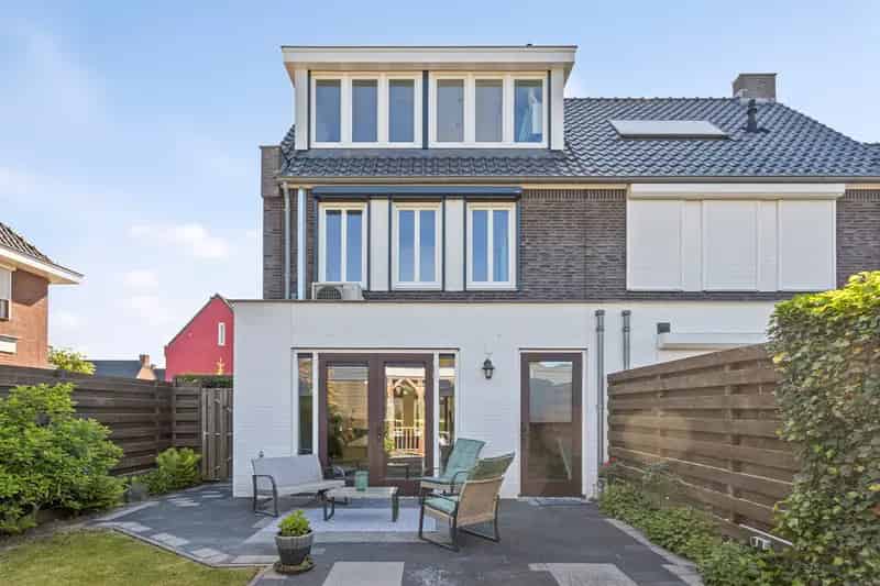 Huis Te Koop , 12, Herman de Ruijterstraat, Poederoijen, Gelderland
