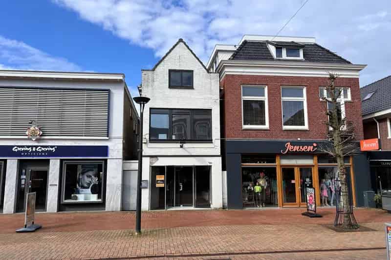 Winkelpand met bovenwoning te koop in Drachten