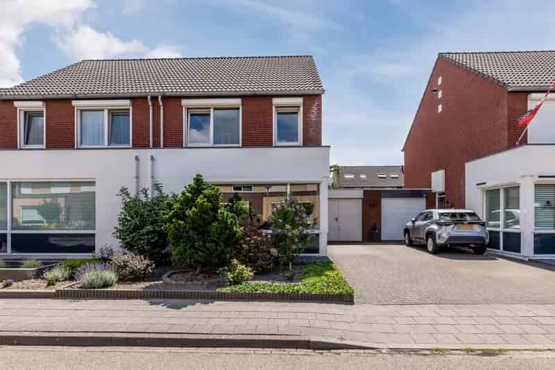 Te Koop: Ruime gerenoveerde tweekapper in Belfeld