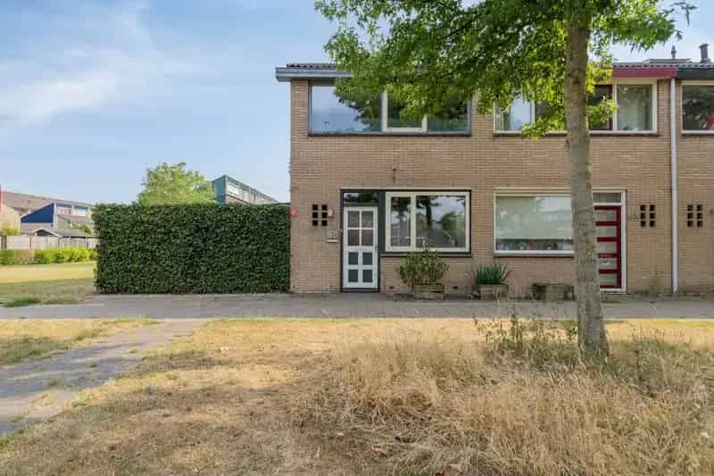 Hoekwoning Westervoort: Grote Tuin, Veel Bergruimte, Carport