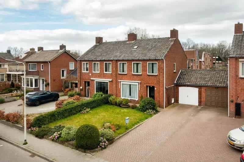 Royale 2-onder-1-kapwoning Hoogerheide 4 slaapkamers garage tuin