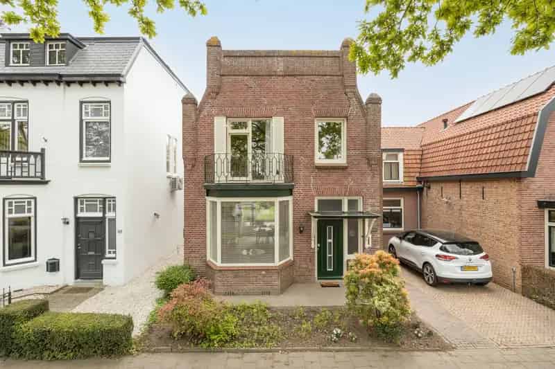 Karakteristieke woning Etten Leur met hoge plafonds en groene tuin