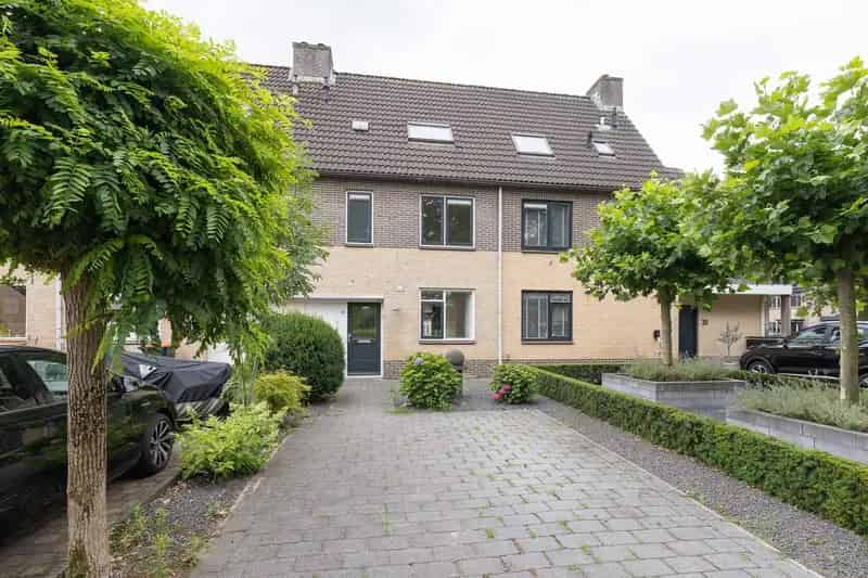 Huis te koop Barneveld: Middenwoning met 4 slaapkamers en tuin