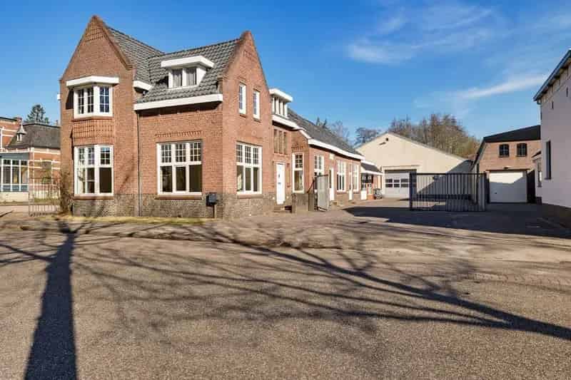 9 Slaapkamers, Brandweerkazerne & 4000m² Grond - Grote Opknapper