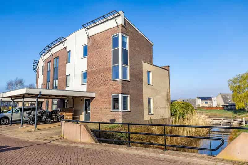 4 Slaapkamers Eindwoning Dakterras Tuin Vijver Carport