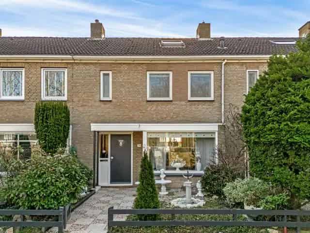 Tussenwoning te koop: Kindvriendelijke buurt nabij bos en winkels