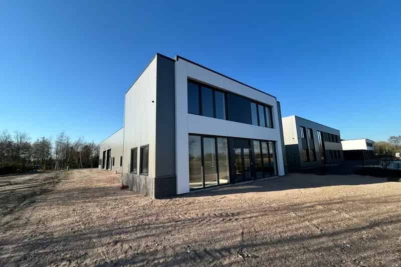 Bedrijfshal 418m² te huur Roosendaal - Opslag Kantoor Showroom