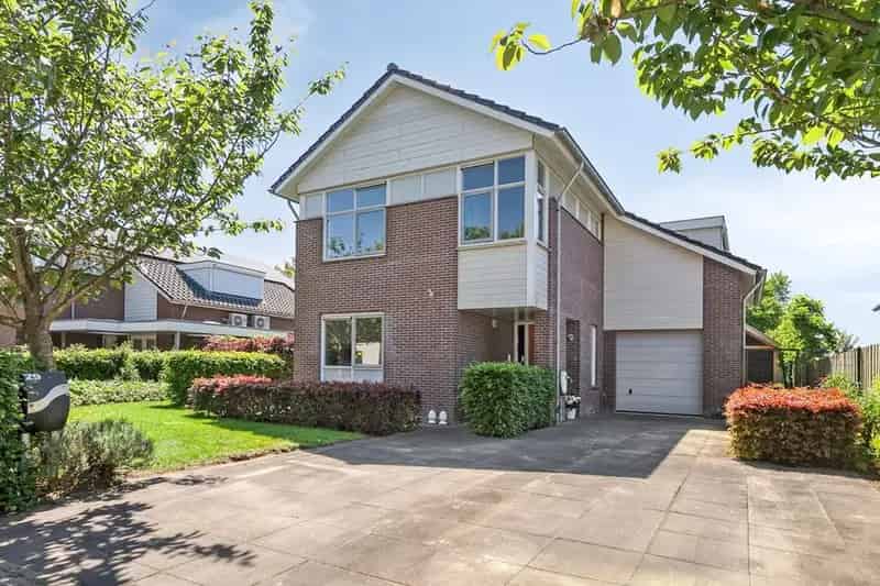 Vrijstaande woning Elst 4 slaapkamers moderne keuken royale tuin