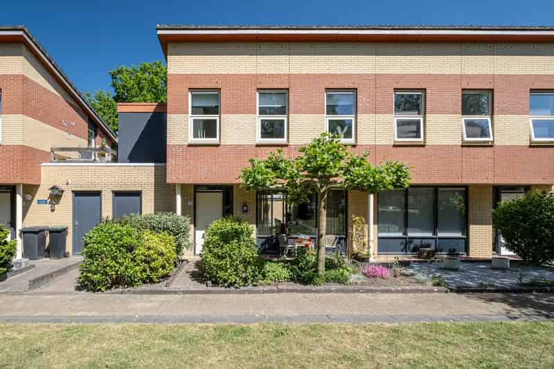 Semi-bungalow Enschede-Noord: Lift, 3 slaapkamers, patiotuin