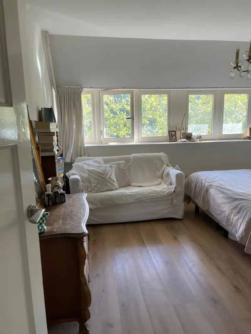 Ruime kamer nabij openbaar vervoer