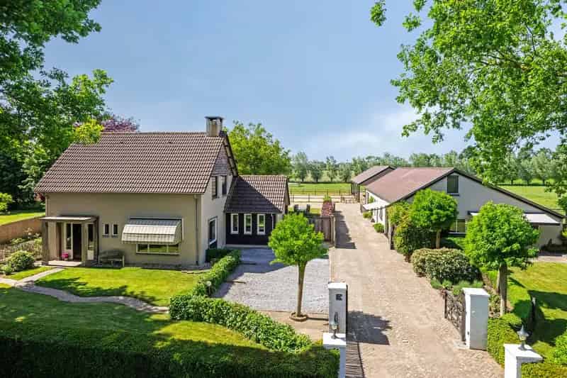 Huis te koop Heeswijk-Dinther: Ruime woning met mantelzorgwoning en paardenstallen