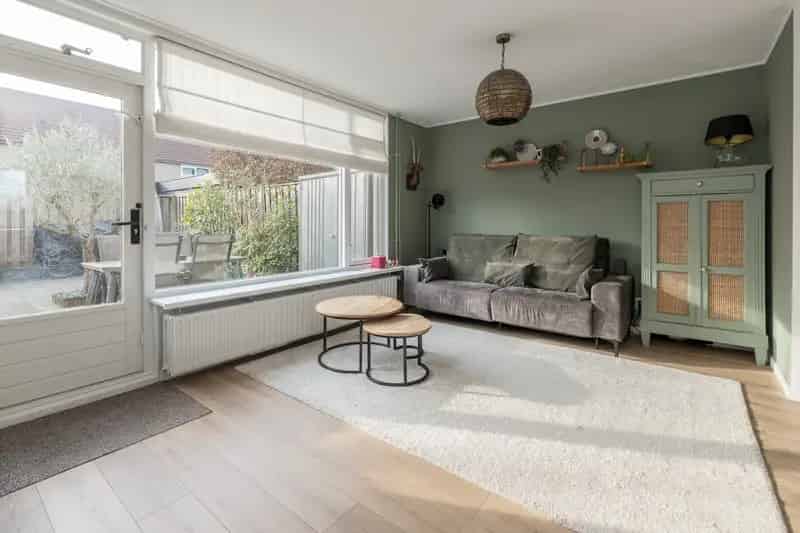 Huis te koop Almere: Ruime eengezinswoning met moderne keuken en tuin