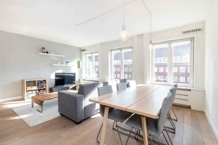 Amsterdam West: Licht 2-kamerappartement met balkon en berging