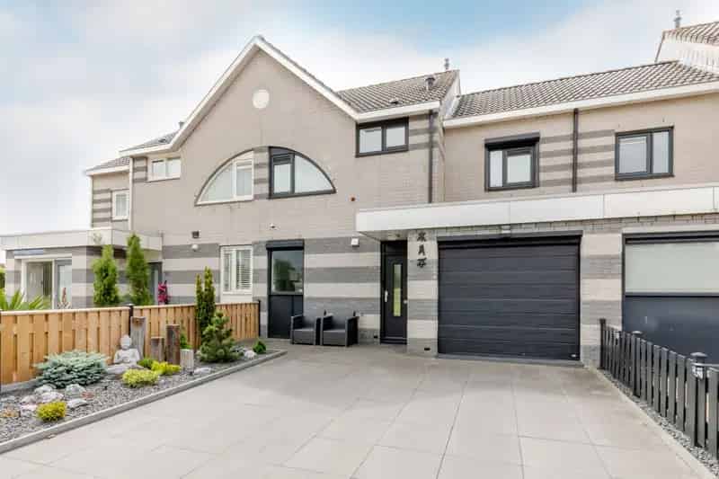Spijkenisse Ruime Tussenwoning Garage 3 Slaapkamers Zonnepanelen Airco